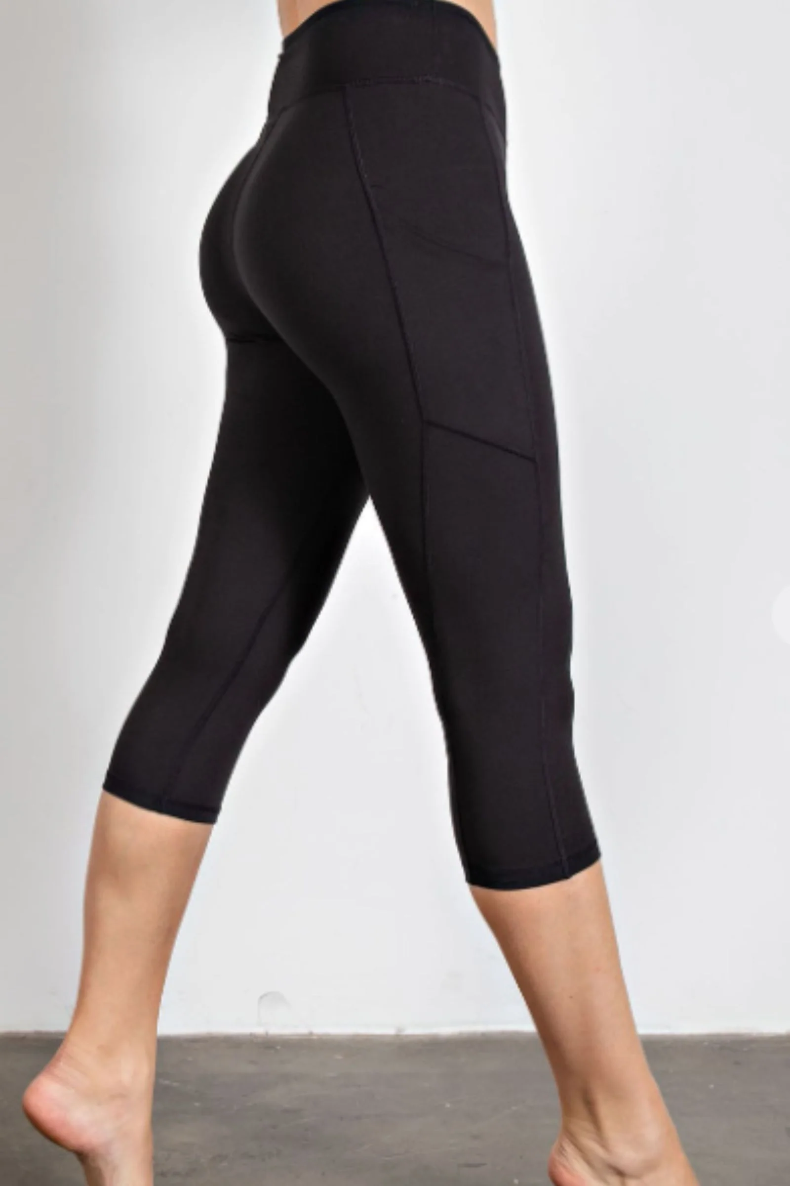PRE-ORDER Capri Length Yoga Leggings With Pockets shipping apx 4/30